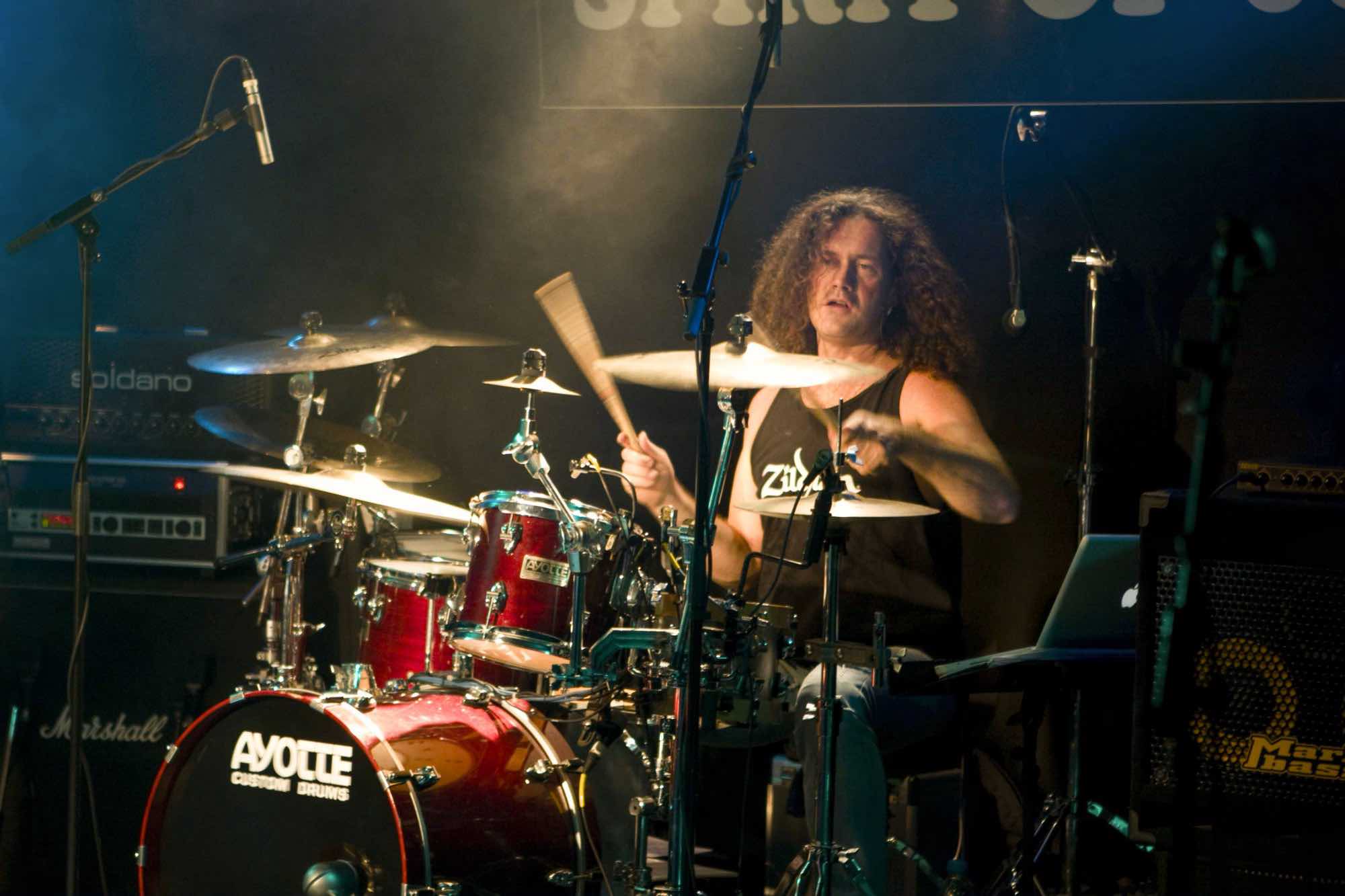 Hans Int Zandt - Hans Int Zandt auf einem live-Konzert auf der Bühne hinter dem Schlagzeug